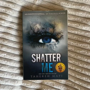 Shatter me - Helt ny, har bara stått i bokhyllan🫶🏼