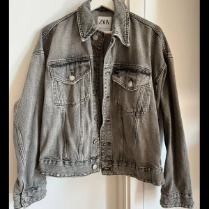 Zara Jeansjacka  - Snygg grå jeansjacka från Zara. Storlek XS-S.  Aldrig använd.