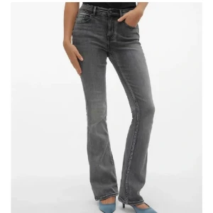 Only jeans  - Säljer dessa snygga gråa jeansen köpt på Vera Moda storlek m/32 