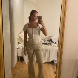 Beige blus i linne-imitation. Väldigt skön och sval på sommaren.