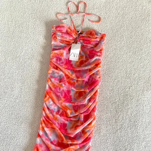 ZARA viral mönstrad multifärgad midiklänning i tyll  - Otroligt vacker mönstrad klänning från ZARA i midilängd. Knyts med band runt nacke. Ny med prislappar, utan anmärkningar.