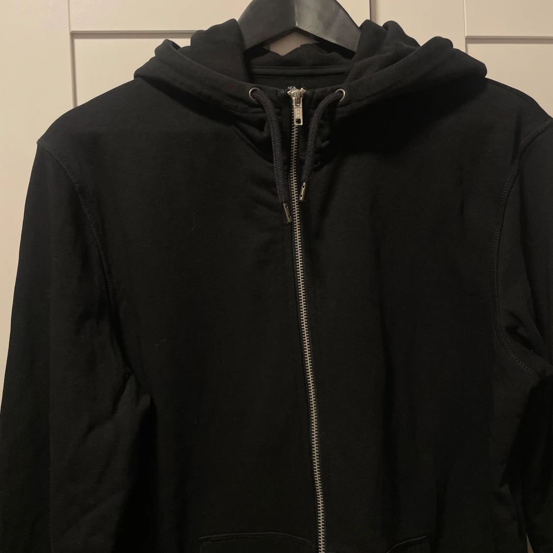 Svart hoodie med dragkedja - 91