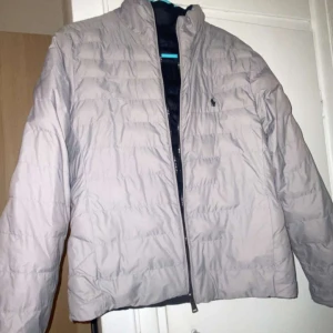 Ralph Lauren Jacka (grå/svart) - Säljer min jacka från Ralph lauren som är både svart och grå! Den är i bra skick och perfekt nu till hösten💯 Köpt från Zalando för ca ett år sen. Nypris 2300, mitt pris 1199! Går att diskutera vid snabb affär! Storlek 164, vilket motsvarar Xs.