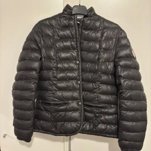 Dunjacka - Dunjacka från Love Pink jättegammal använt 2-3 gånger, det är i storlek M men liten i storlek + spårbarsfrakt