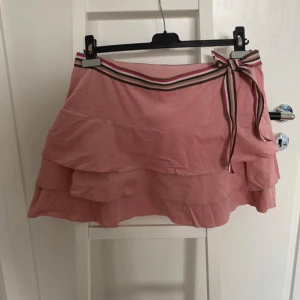 Y2k kjol - Säljer denna minikjol. För stor på mig så skickar inte bilder på.  Skriv för frågor. Postar inom en dag.