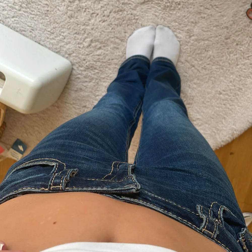 Super snygga low waist jeans från Gina änvänt några gånger men jätte bra skick pris kan diskuteras. Jeans & Byxor.