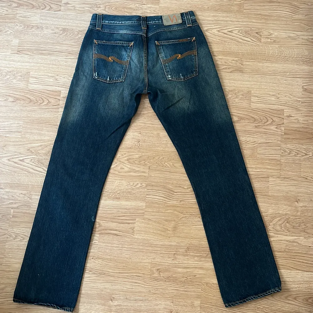 Säljer dessa snygga och i princip nya Nudie Jeans, modell Eazy Emil med raka ben. Nypris 1600 kr. Använda fåtal gånger, med snygg tvätt och slitningar. Hör av dig vid frågor eller om du vill ha fler bilder! 👖🍾. Jeans & Byxor.