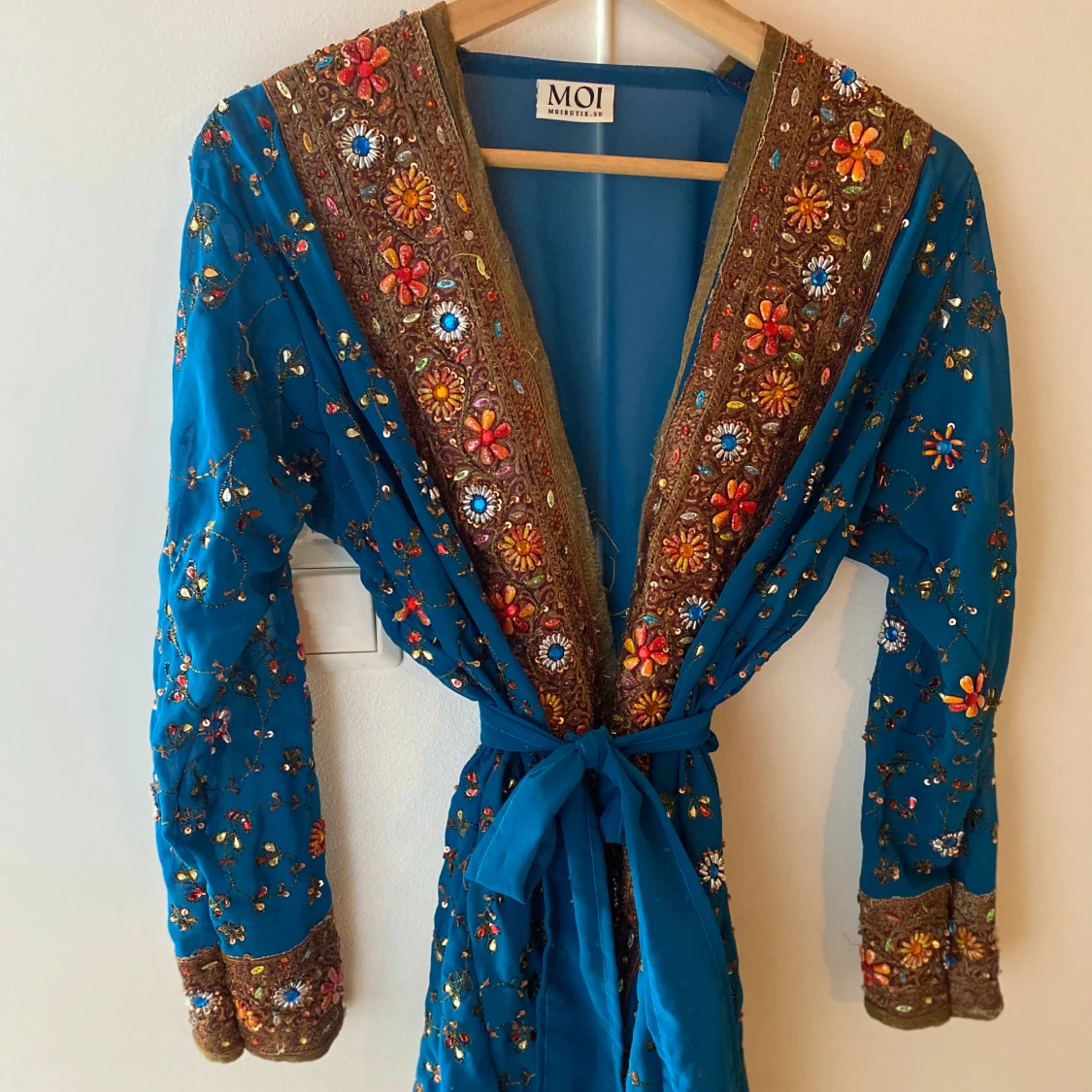 Vacker kimono med stenar och broderier - 1