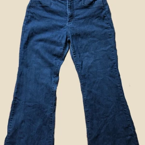 Flare Jeans - Utsvängda jeans från märket ”Not Your Daughters Jeans”. Passar storlek 38. 