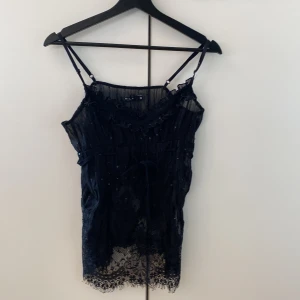 Fest topp - Super fin fest topp med spets och paljett detaljer. Säljer då den inte längre kommer till andvändning 🩷 pris kan diskuteras. 