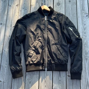 Peak performance bomber jacka  - Peak performance bomber jacka som aldrig har kommit till användning tyvärr