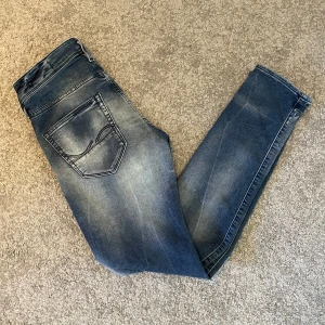 Jack&Jones slim jeans - Tja! Säljer dessa feta ljus blåsa slim fit Jack&Jones jeans. Dessa jeans säljs inte längre. Skick 10/10. Nypris - 799 Mitt pris - 399