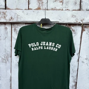 Ralph Laurent T-shirt  - Säljer nu denna Ralph Laurent T-shirt  i storlek M. De är i Bra skick och har mycket kvar att ge.  Skriv om ni har några frågor. 🙏🏼🙌🏼  ❗️❗️INGA BYTEN!!!! ❗️❗️