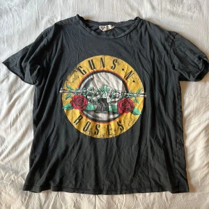 Band t-shirt  - Guns n roses t-shirt! Otroligt härligt material & fin passform! Kommer tyvärr inte till användning! storlek M men passar S & L beroende på hur man vill att den sitter!🫶