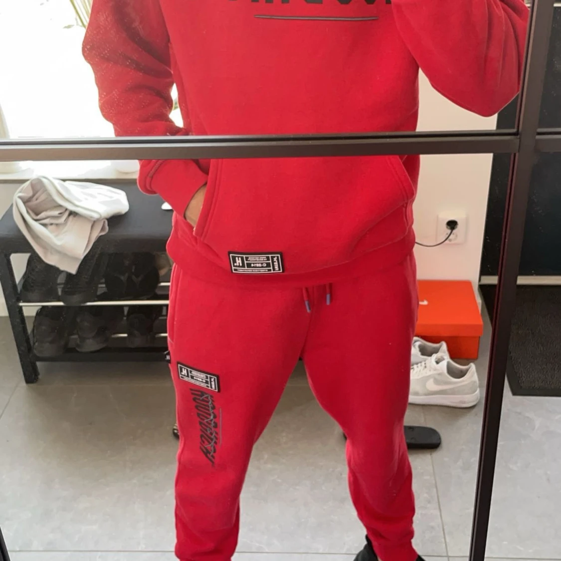 Röd tracksuit från Hoodrich