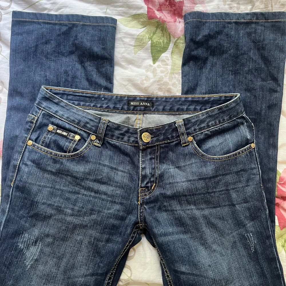 Super snygga lågmidjade jeans. Midjemåttet tvärsöver är 39 cm och innerbenslängden är 78,5 cm.. Jeans & Byxor.