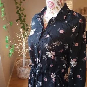 Mjuk skjortklänning med helknäppning - Oanvänd! Mjuk och följsam bomull. Passar säkert S/M, snörning i midjan. ~ STOR rensning & klänningsbonanza i min shop ~ Välj 5 för 100kr oavsett pris, skicka medd/lämna som prisförslag (gäller där det står) ~