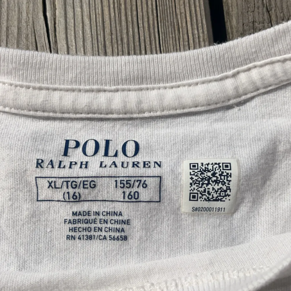 Säljer min polo ralph lauren bear t-shirt i storlek 160, använd 1 gång, finns en QR kod som går att scanna så man ser att den är äkta.. T-shirts.