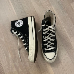 Converse - Knappt använda så är i jättefint skick!! Passar även 38 Nypris 1000kr ⭐️