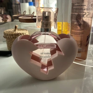 Thank you next - Säljer min Ariana grande parfym då jag inte använder den, är ca 2år gammal och mer än halva kvar. Nypris 600, säljer för 260kr💖