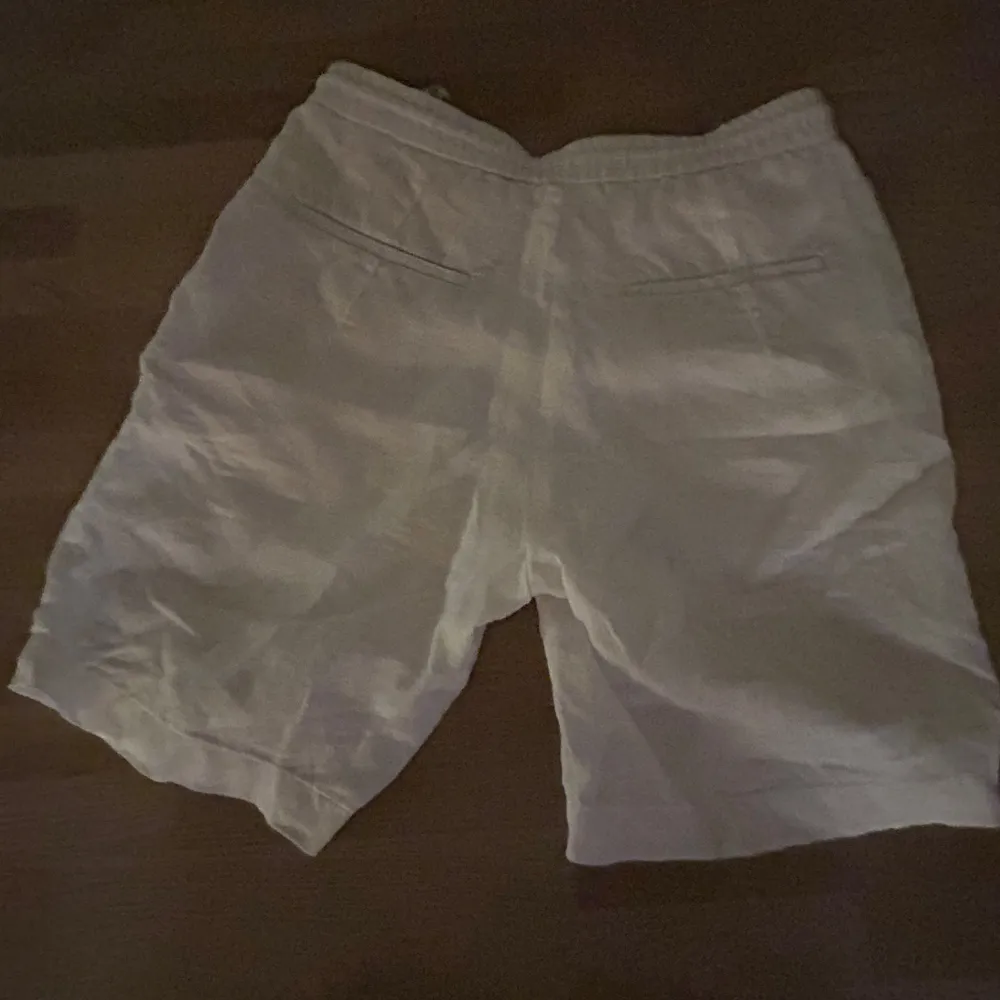 Linne shorts från zara storlek S, skick 9/10 använd fåtal ggr, nypris 450kr  kan mötas pris kan diskuteras. Shorts.