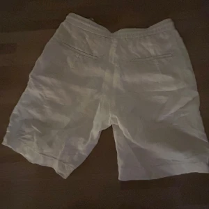 Linne shorts  - Linne shorts från zara storlek S, skick 9/10 använd fåtal ggr, nypris 450kr  kan mötas pris kan diskuteras