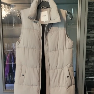 Lång väst - En väkdigt fin lång väat i lindblomsgrönt. Använd endast 2 gånger så den är i nyskick. Storlek XS men har burits av mig som är storlek S.