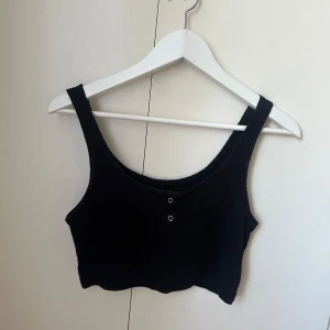 Linne - Ett croppat linne från Bik Bok med knappar, i gott skick!