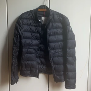 Moncler jacka  - Säljer denna då den ej kommer till användning, lagning på ryggen men inget man tänker på 💘💘 nypris 4500