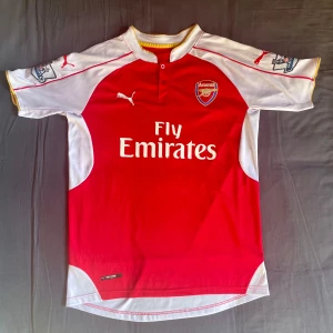 Arsenal FC Jersey  - Arsenal FC fotboll hemmatröja säsong 2015/16 med Alexis Sanchez på rygg 