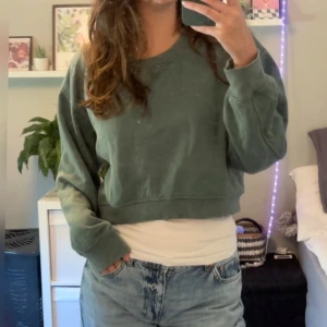 croppad tröja - tunnare och croppad tröja i en jättefin grönblå färg! väldigt liten i storleken, är M men passar mer som XS/S!