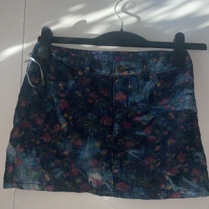 Blommig jeanskjol - Används ett par gånger men är i bra skick