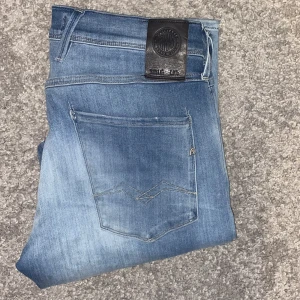 Replay anbass  - Säljer ett par riktigt feta replays för ett riktigt bra pris då nypris är runt 1700kr. Skick 8,5/10  Jag är 185cm men skulle säga att dom passar bra runt 182-190cm Skriv vid minsta fråga eller fundering.