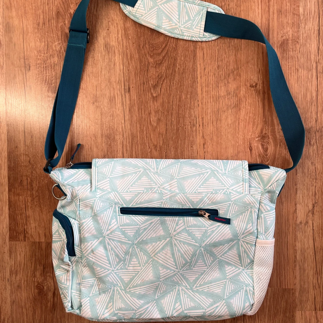 Mönstrad axelväska med justerbar rem - 90