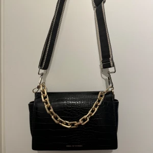 Axelväska Ideal of Sweden - Neo Noir Croco  Medium Lia Baguette Bag   Oanvänd   Ordinariepris 999:-