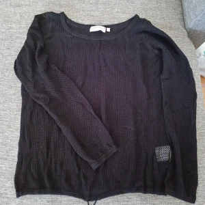 Svart stickad tröja - Säljer en svart stickad tröja men den har som små hål så typ en nät tröja 🖤 obs betalning sker via swish 