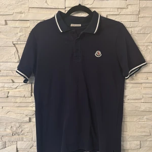 Moncler pique - Säljer en 100% äkta Moncler pique i  ett väldigt bra skick och pris( nypriset ligger runt 2500kr), tröjan passar som både XS/S. Tveka inte att höra av er till mig ifall ni har några frågor eller funderingar! 