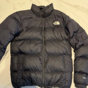 The North face jacka  - Storlek S, använt några gånger jätte bra materiel och värmer dig under dom kalla tiderna:)