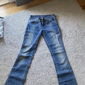 Lågmidjade bootcut levis jeans - Säljer ett par lågmidjade bootcut levis jeans då de ej passar mig längre. W24 och L32. Står att de är mid, men skulle säga att de sitter low på.