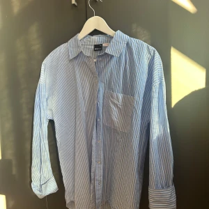 Randig skjorta  - Blå/vit randig skjorta från Gina tricot. Använd fåtal gånger. 