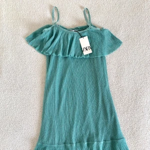 ZARA turkos glittrig långklänning - Otroligt vacker glittrig turkos långklänning från ZARA. Ny med prislappar.  