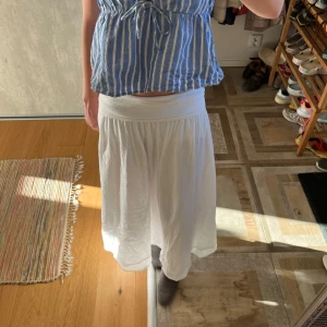 Cute top  - Fin top med två knutar och en glipa där framme som tyvärr bara används en eller två gånger, väldigt bra skick!