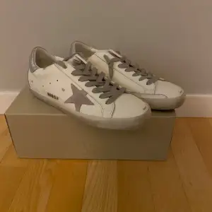 Golden goose strl 42. Helt nya och stilrena skor som passar alla. Pris kan diskuteras vid snabb affär och bara att fråga om ni har några frågor👍