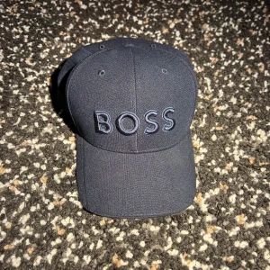 Boss keps  - Hej! Helt ny Boss keps som jag bara vill bli av med ONE SIZE!  