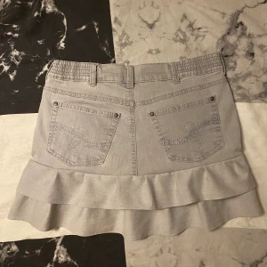 Jeanskjol med volanger - Säljer denna fina volangkjol med fina detaljer på bakfickorna.  Har sytt den själv! Passar någon mellan xs-m (lite stretchig)