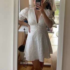 Adoore klänning  - Säljer min klänning från adoore i jättefint skick. Endast använd en gång, ser som ny ut🤗storlek 40 men upplevs mindre.  Köparen står för frakt💕 