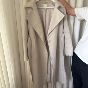 Jacka - Fin kappa från H&M. Skriv för fler bilder på kappan. Köparen står för frakten. 