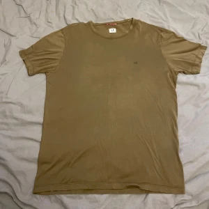 Cp Company T-Shirt - Säljer en fett snygg CP Company Tshirt i storlek M i färgen olivgrön. Tröjan är i bra skick och endast lite använd, skick (9/10). Inga defekter på tröjan!! Säljer T-Shirten för endast 599kr. Kontakta vid minsta intresse!