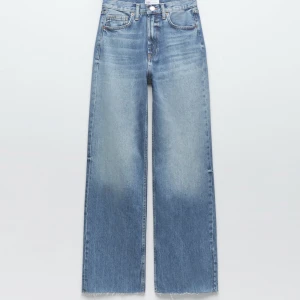 Zara Jeans stl 42 baggy - Stl: 42 Helt nya med lappar kvar och endast provade inte min stil så har inte kommit till användning  Ny pris ca 450  Mitt pris 200