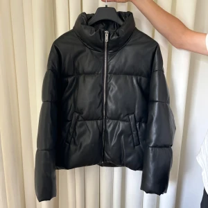 Jacka - Fin svart jacka från Gina Tricot. Jackan är i nyskick. Köparen står för frakten. 